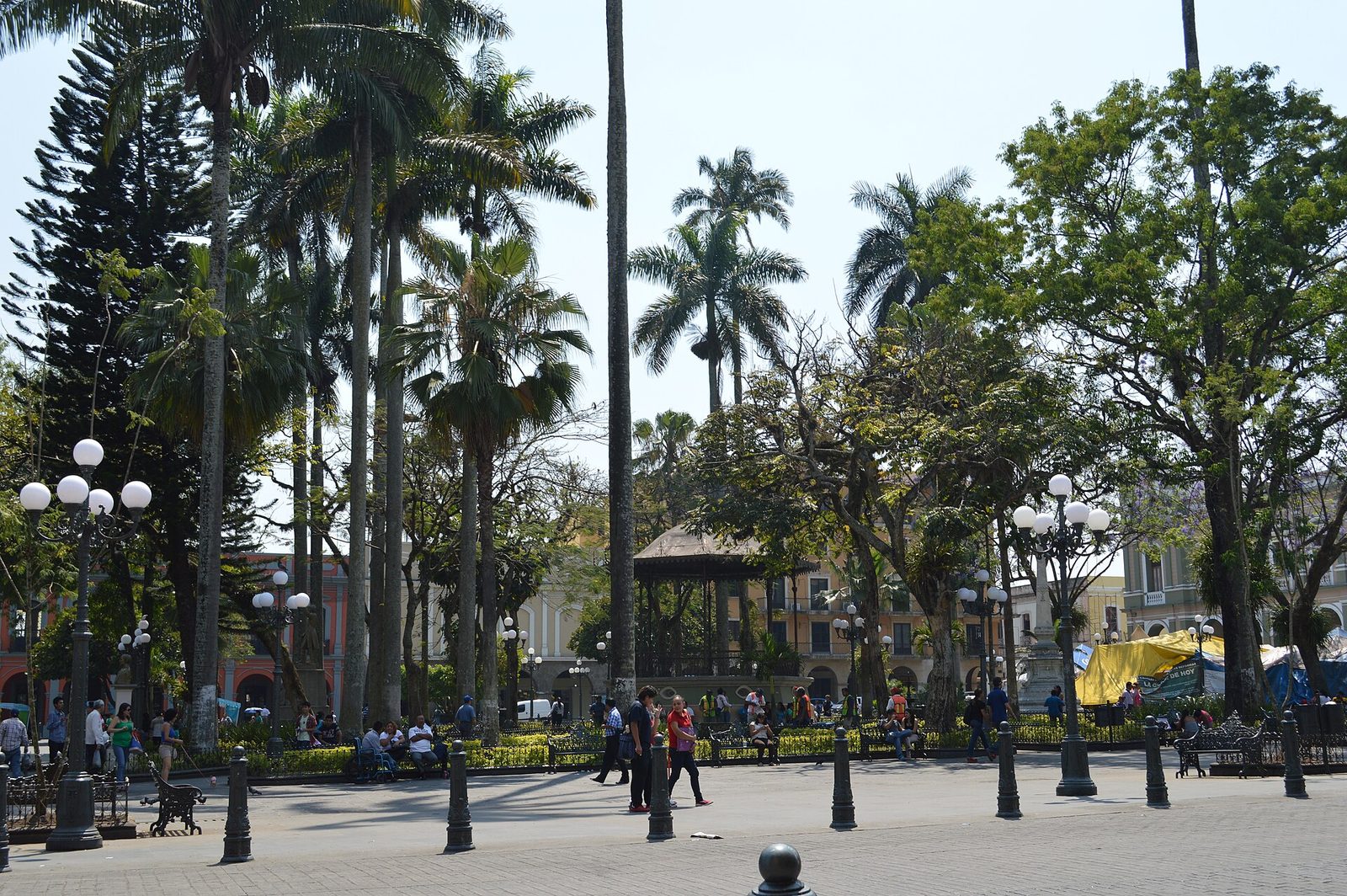 La misma plaza en 2014, ya como parque ajardinado. El suelo de tierra de la villa fundada no se ve aquí; se ve la permanencia del vacío central.
